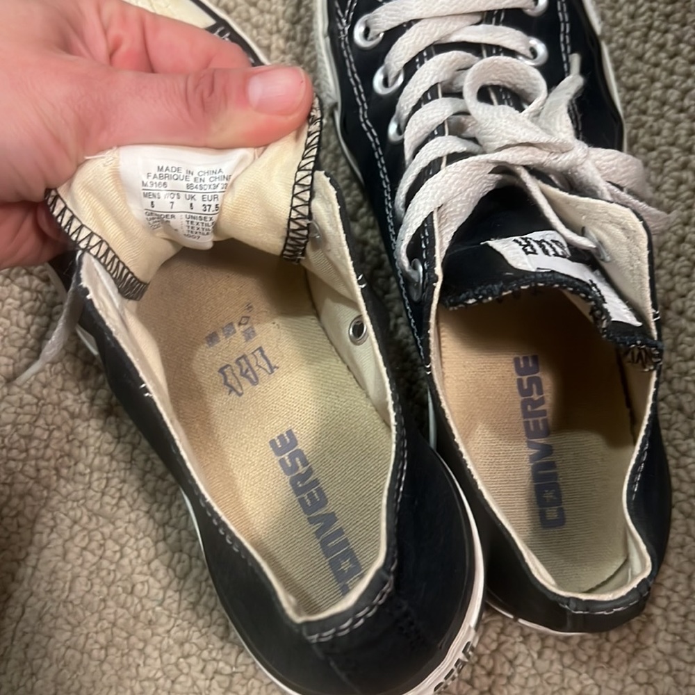 Black classic converse women’s 7, damaged toe - Picture 6 of 8